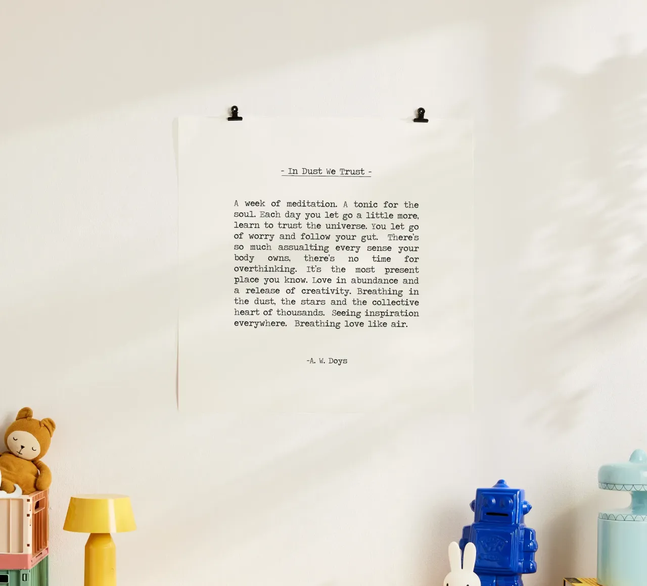 Nella polvere ci fidiamo - A. W. Doys Festa della combustione Citazione poster con telaio in plastica da Summer Soul Co. - Quotes