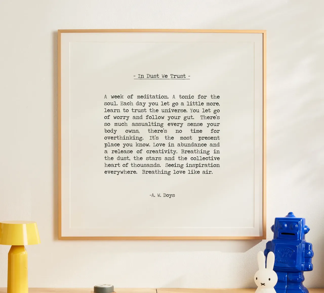 Nella polvere ci fidiamo - A. W. Doys Festa della combustione Citazione poster con telaio in plastica da Summer Soul Co. - Quotes