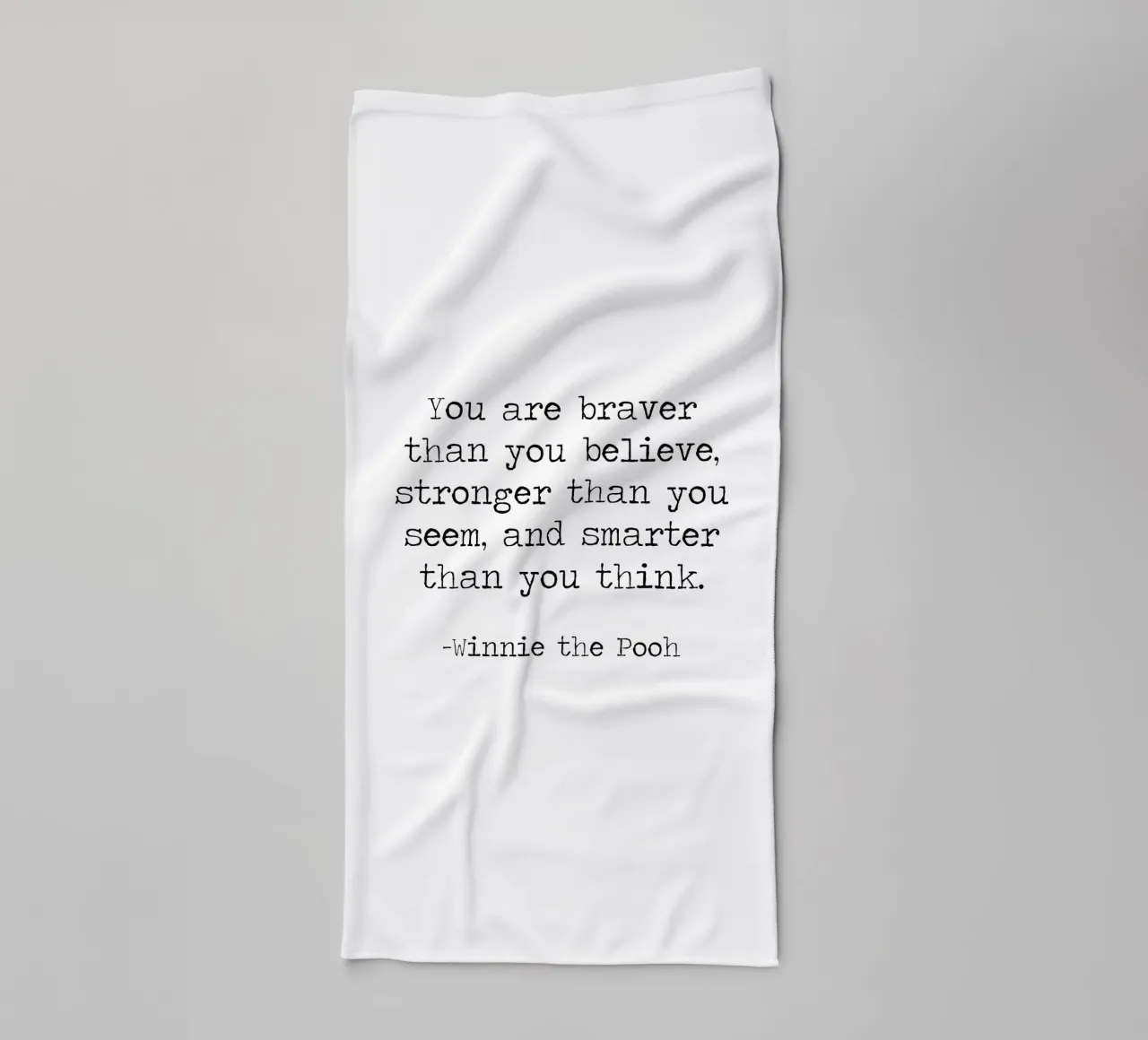 "Sei più coraggioso di quanto credi" - Citazione di Winnie The Pooh asciugamano da bagno da Summer Soul Co. - Quotes