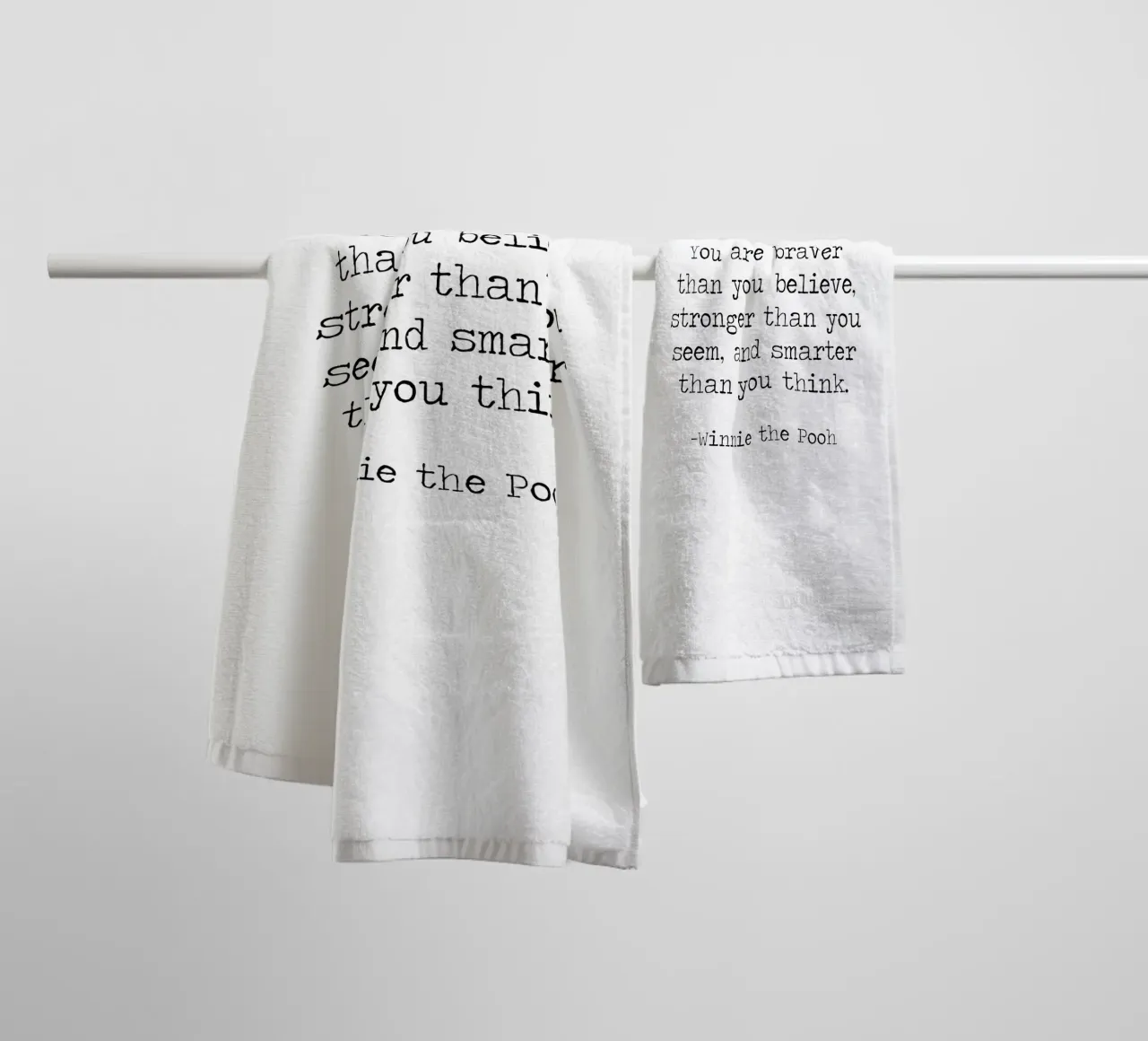 "Sei più coraggioso di quanto credi" - Citazione di Winnie The Pooh asciugamano da bagno da Summer Soul Co. - Quotes