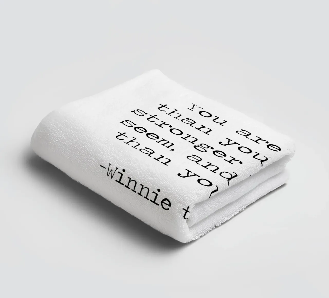 "Sei più coraggioso di quanto credi" - Citazione di Winnie The Pooh asciugamano da bagno da Summer Soul Co. - Quotes