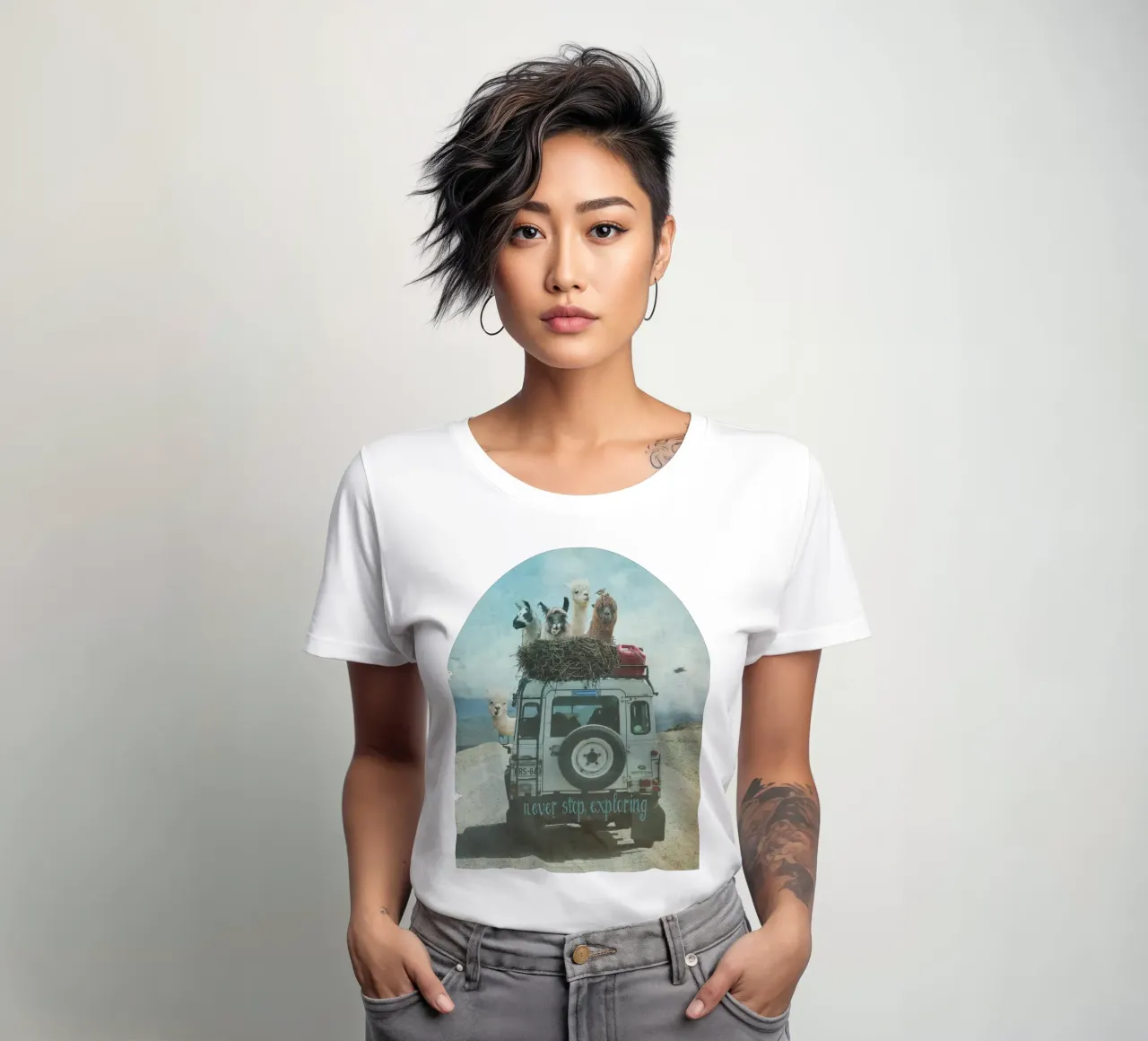 Never Stop Exploring II  - Funny Alpacas on Tour t-shirt da donna da Monika Strigel