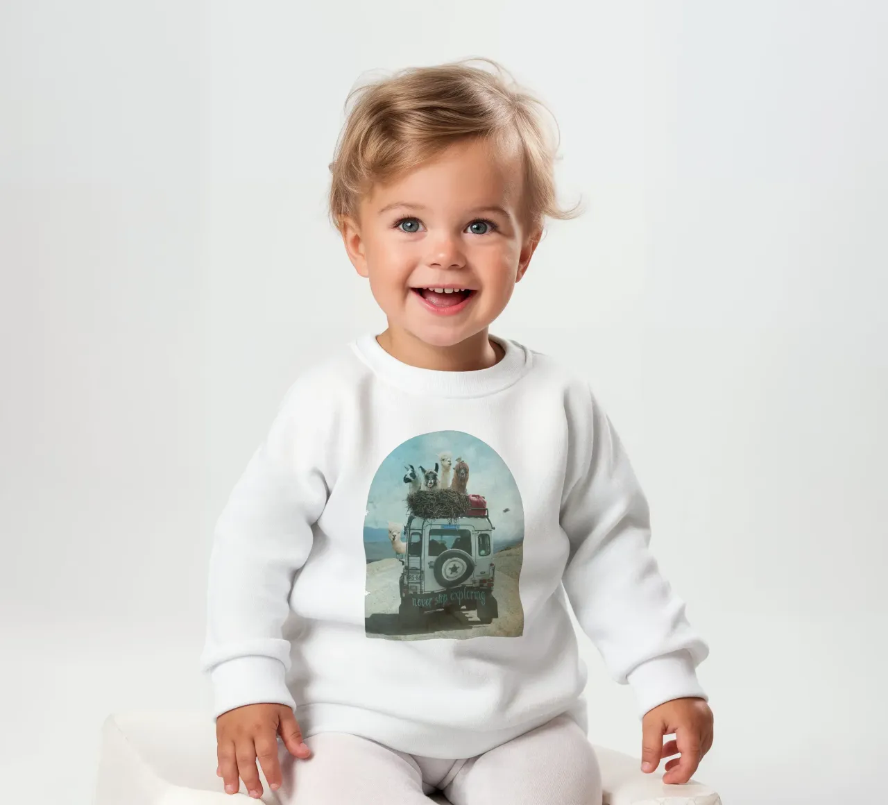 Never Stop Exploring II  - Funny Alpacas on Tour sudadera de bebé de Monika Strigel