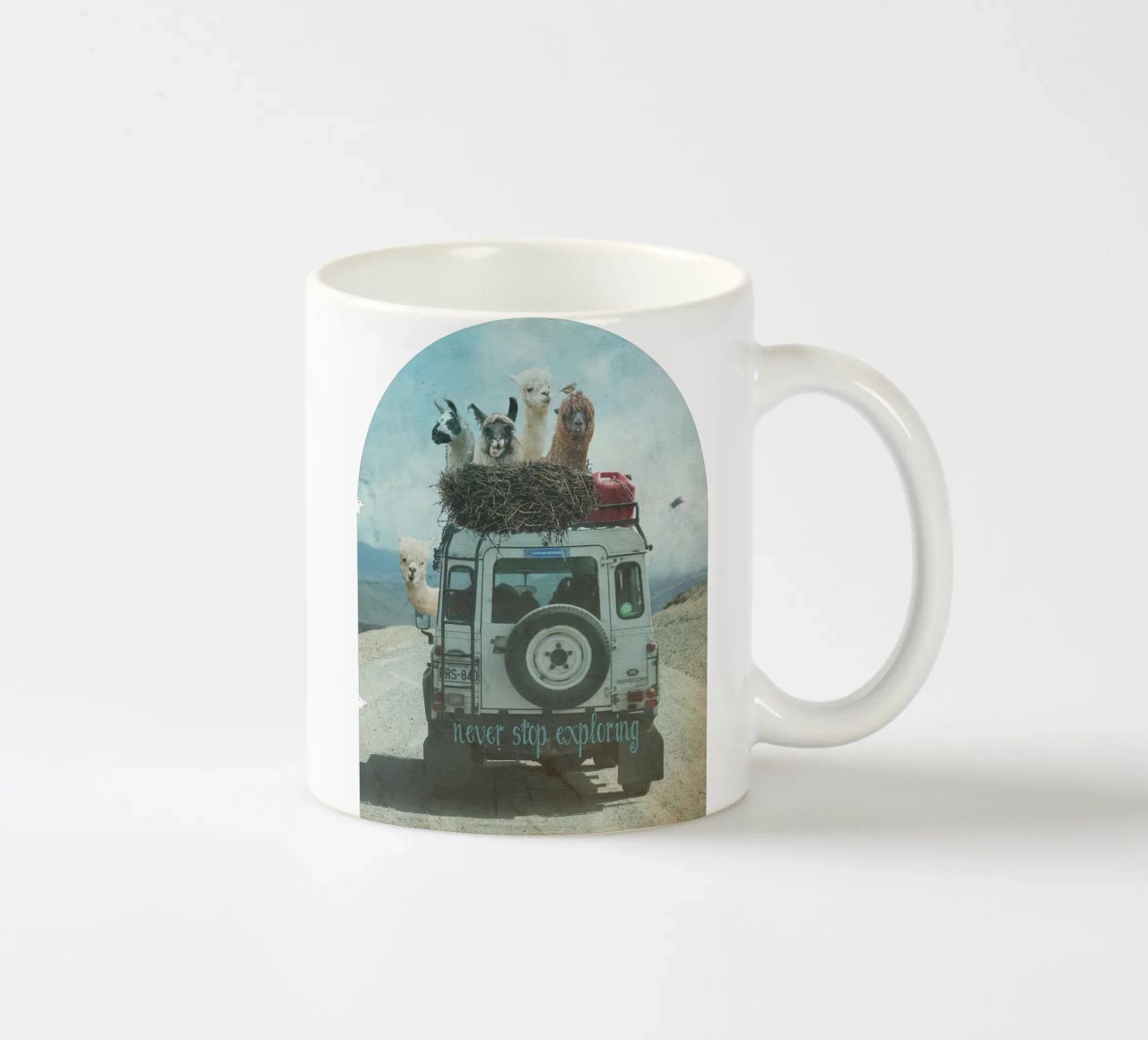 Never Stop Exploring II  - Funny Alpacas on Tour tazza in ceramica da Monika Strigel
