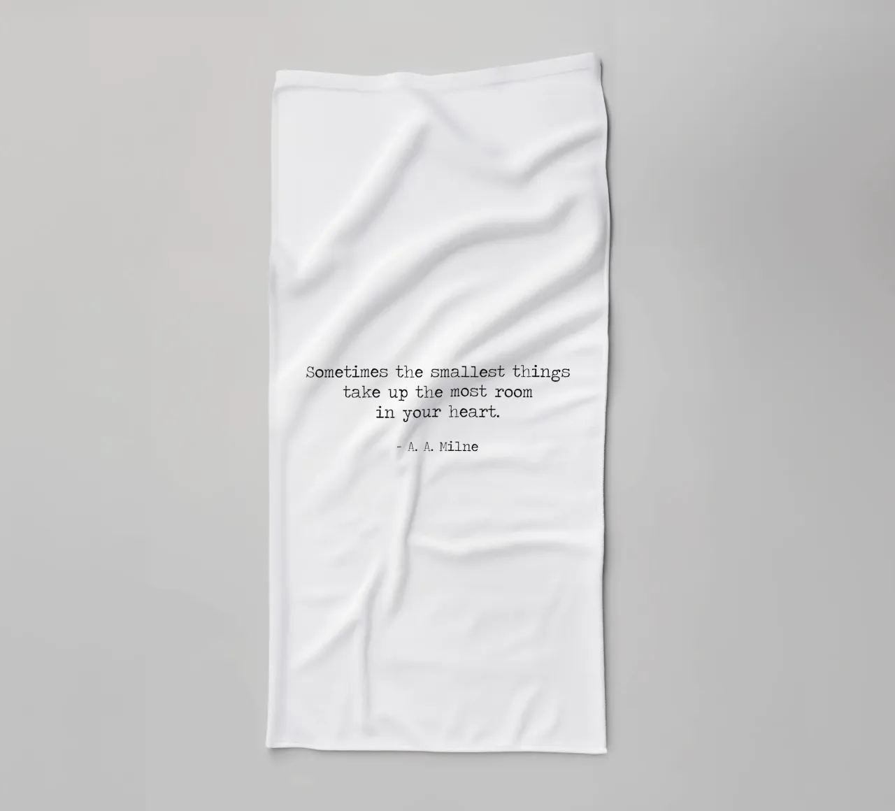 Le cose più piccole occupano più spazio nel cuore AA Milne asciugamano da bagno da Summer Soul Co. - Quotes