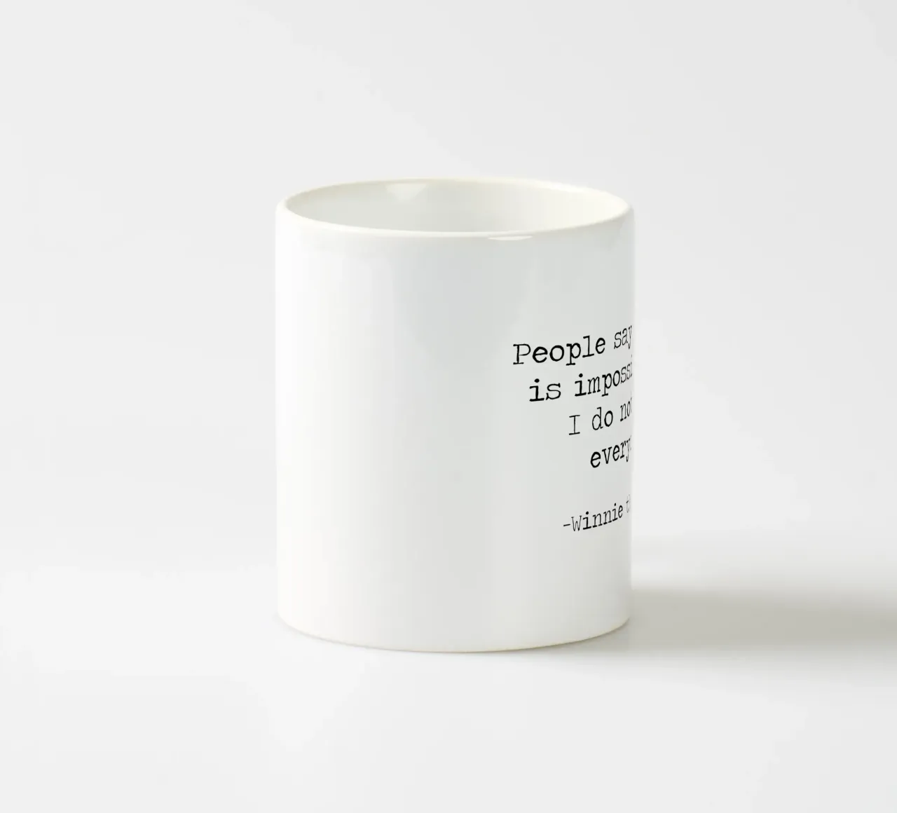 La gente dice che nulla è impossibile, ma io non faccio nulla tutti i giorni! tazza in ceramica da Summer Soul Co. - Quotes
