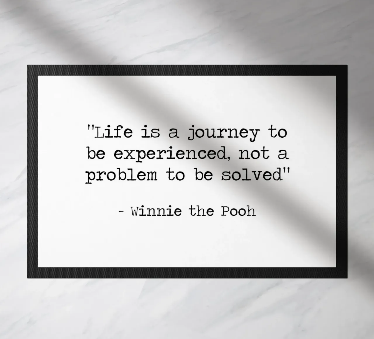 La vita è un viaggio da vivere - Citazione di Winnie The Pooh zerbino da Summer Soul Co. - Quotes