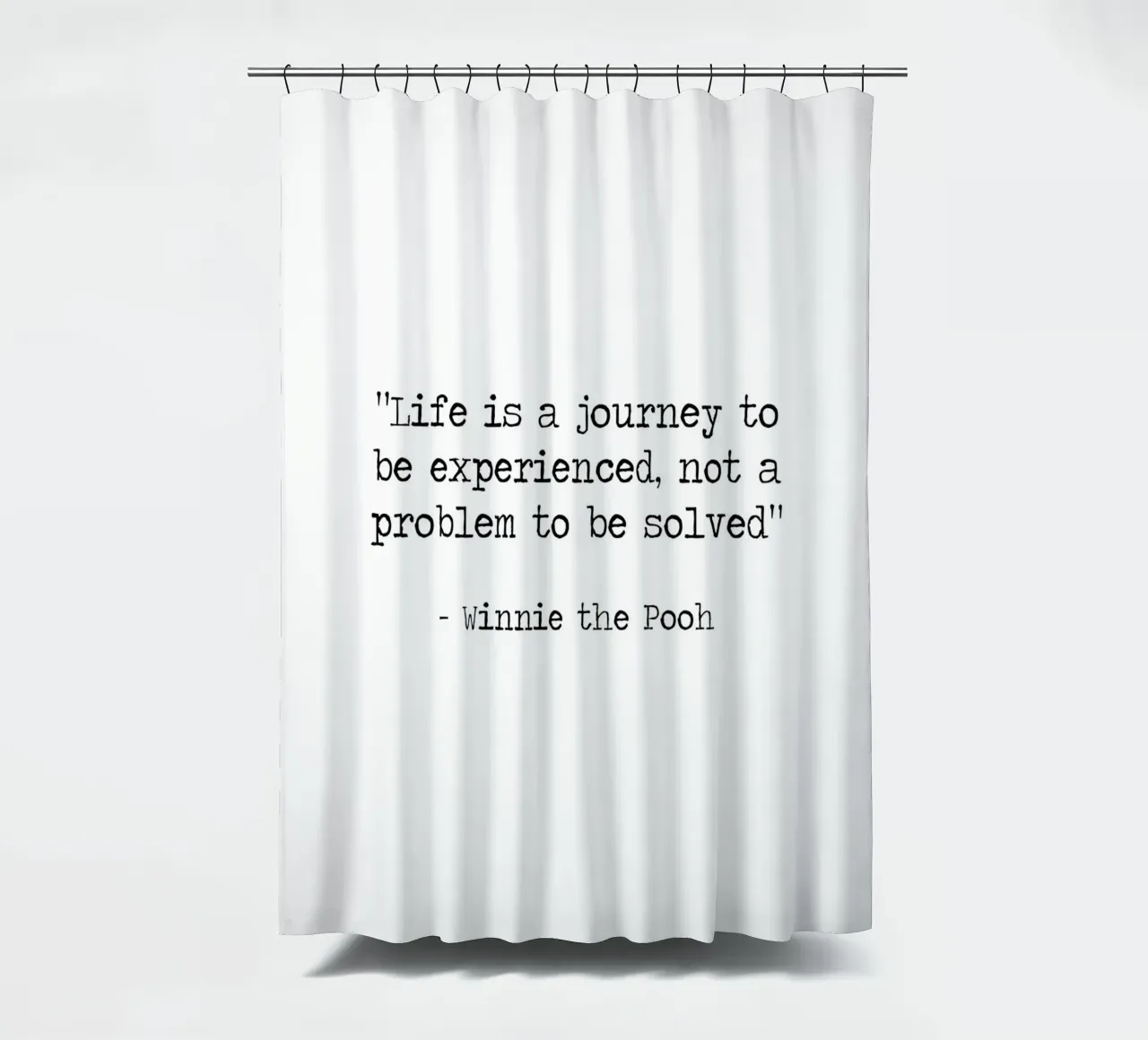 La vita è un viaggio da vivere - Citazione di Winnie The Pooh tenda da doccia da Summer Soul Co. - Quotes