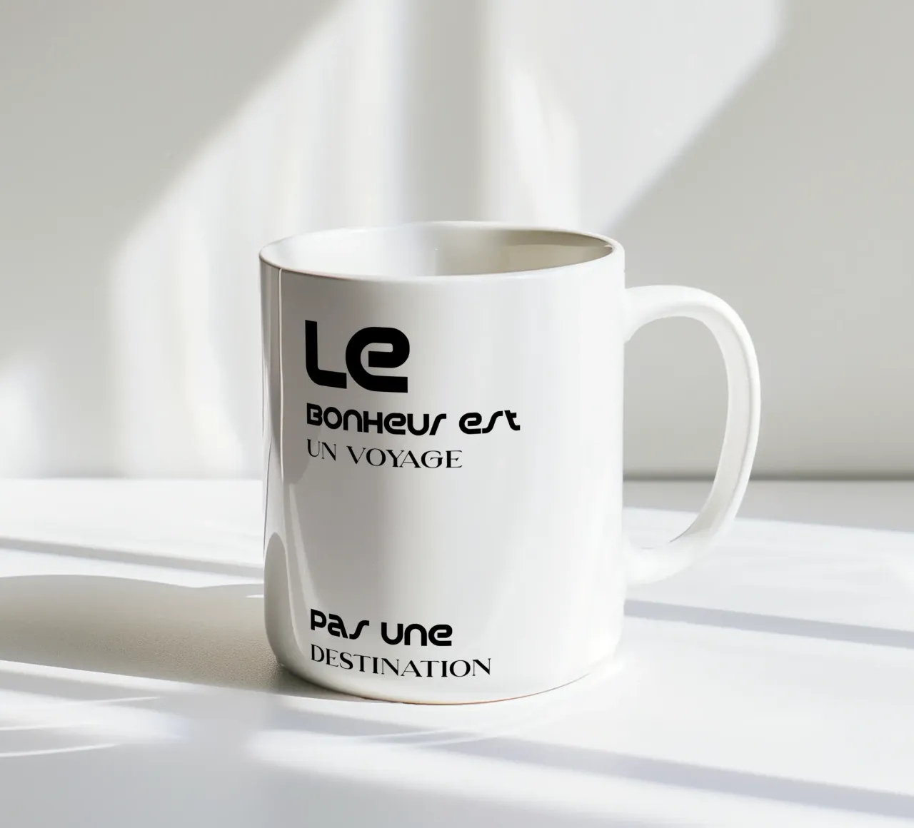 Le Bonheus Un viaggio non una destinazione tazza in ceramica da YV TYPOGRAPHY