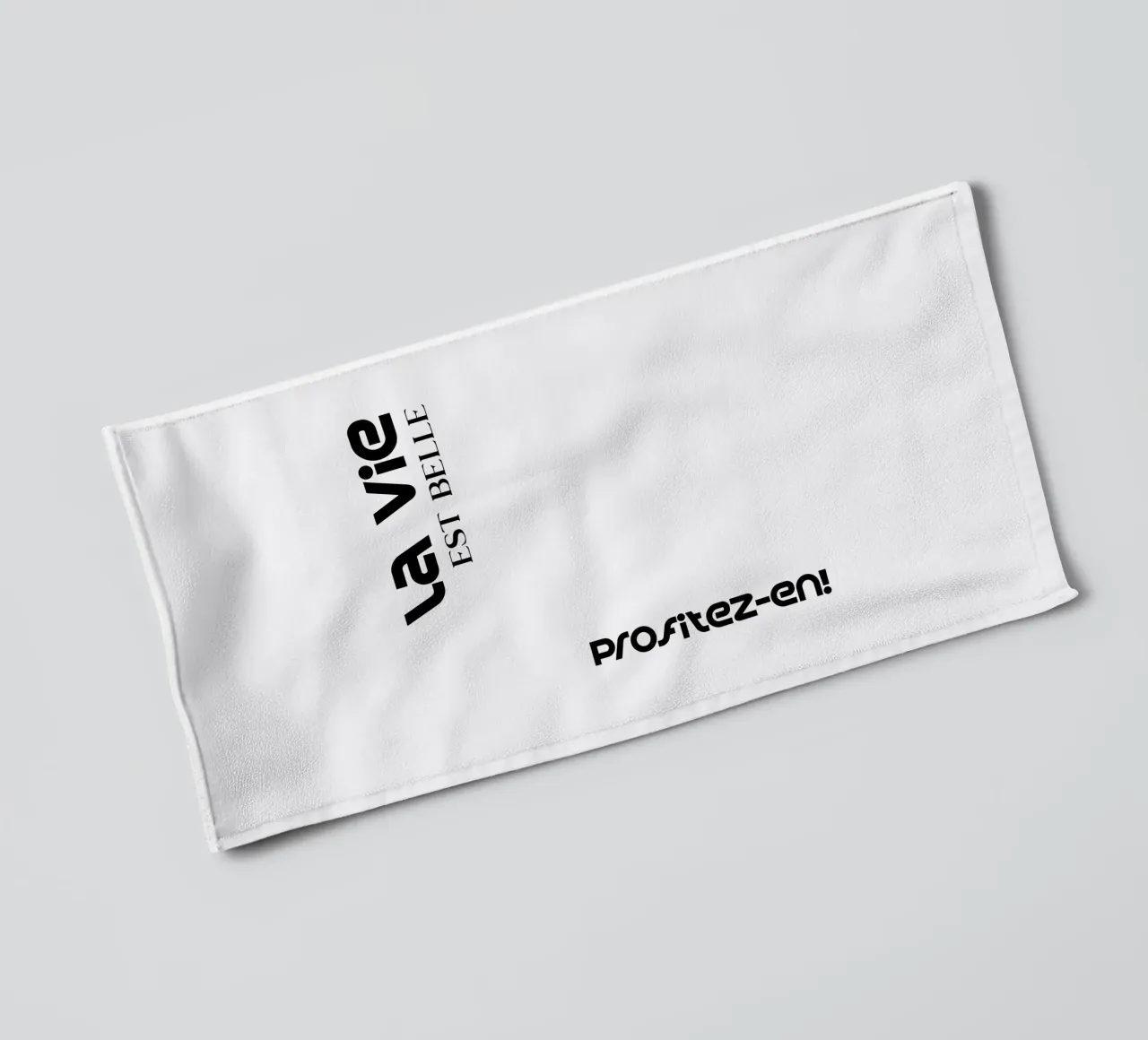 La Vie Est Belle Profitez-en asciugamano da bagno da YV TYPOGRAPHY
