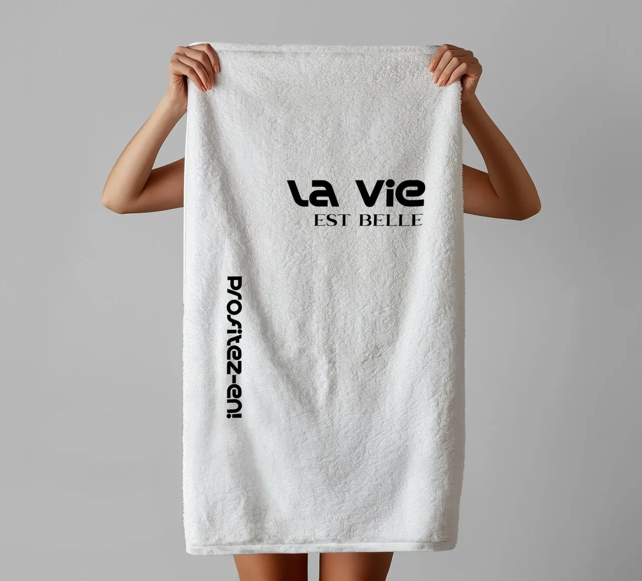 La Vie Est Belle Profitez-en asciugamano da bagno da YV TYPOGRAPHY