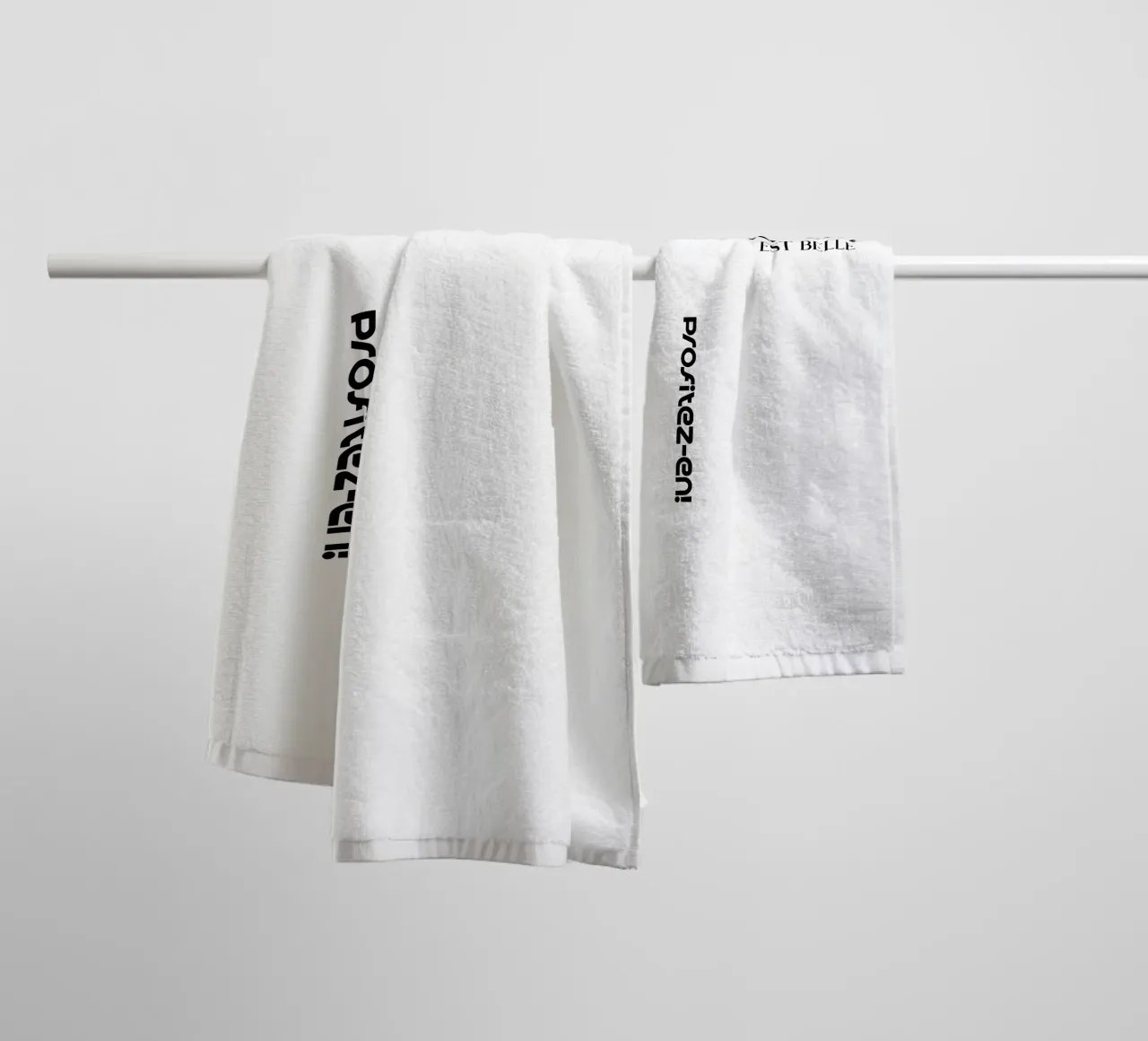 La Vie Est Belle Profitez-en asciugamano da bagno da YV TYPOGRAPHY