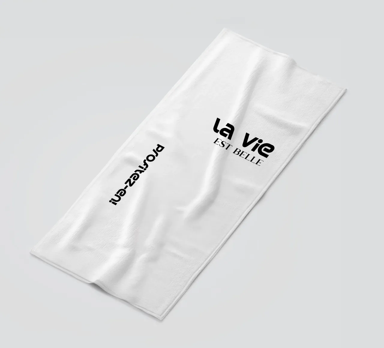 La Vie Est Belle Profitez-en Strandtuch von YV TYPOGRAPHY