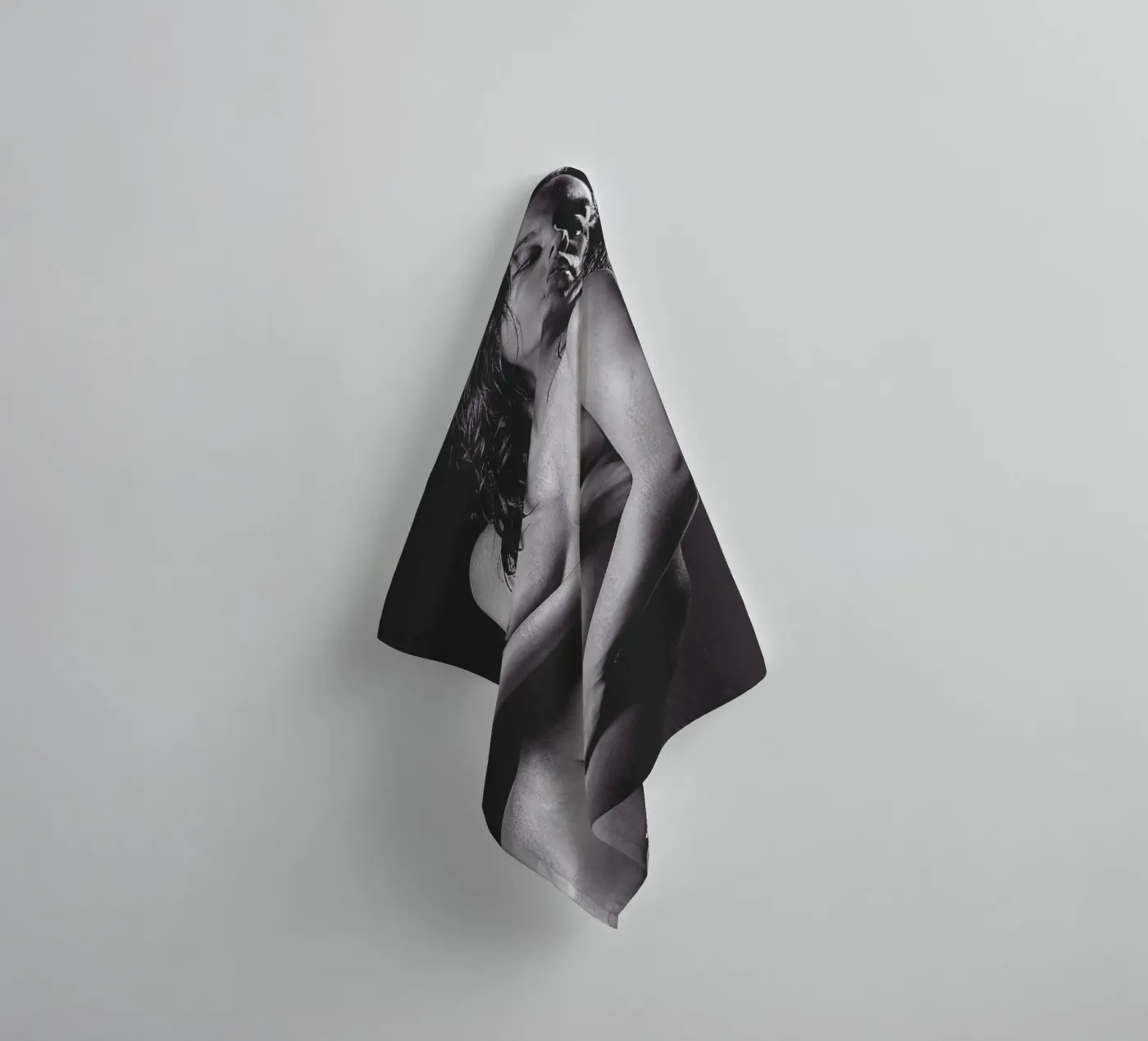 Adele X posing nude Mono badhanddoek van Dave Hare Photography