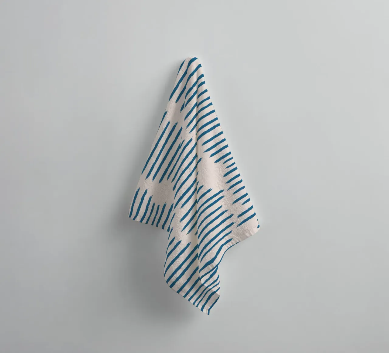 Strisce organiche a pennello - Minimalista Boho astratto blu asciugamano da bagno da susanacosta