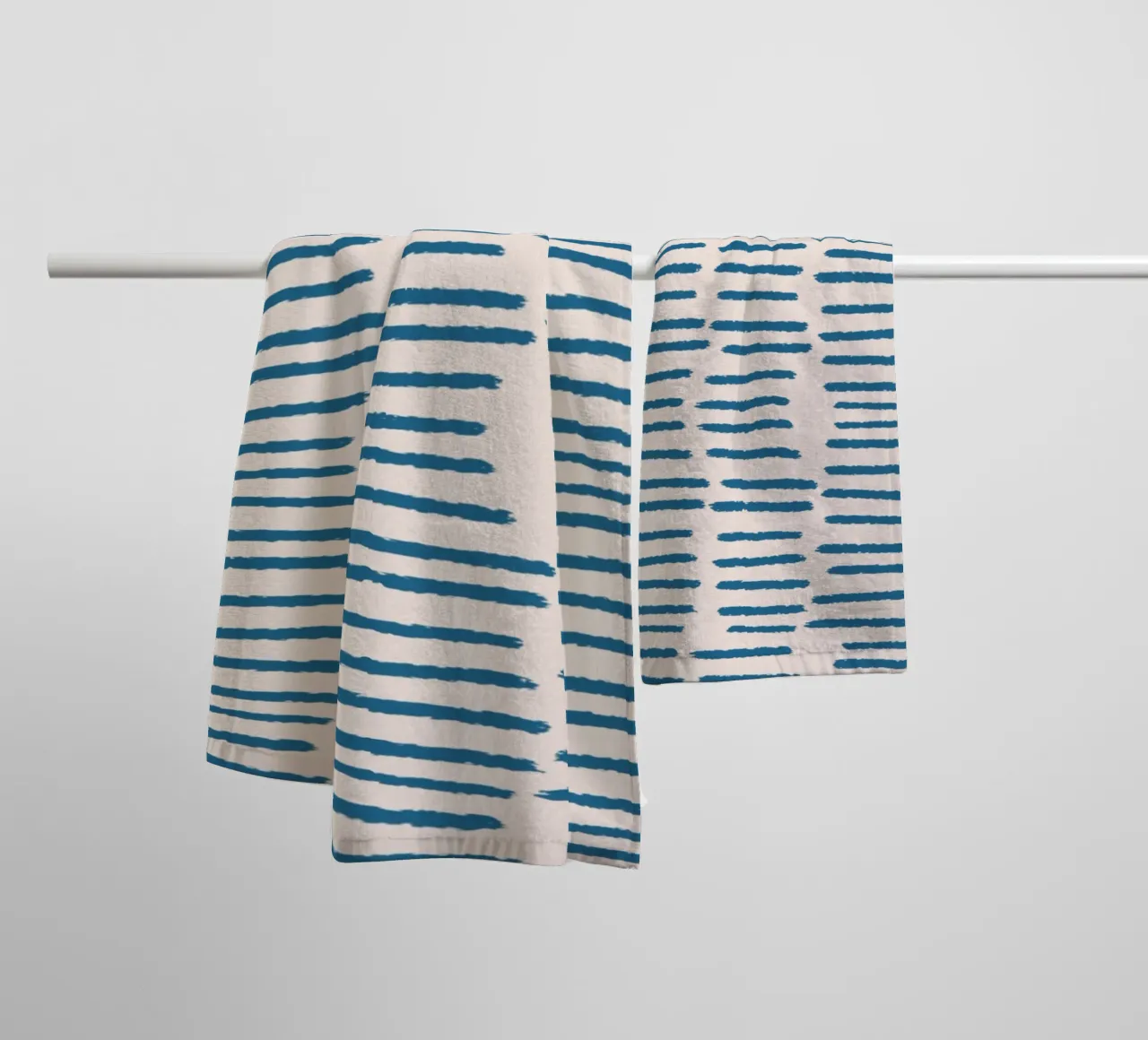 Strisce organiche a pennello - Minimalista Boho astratto blu asciugamano da bagno da susanacosta
