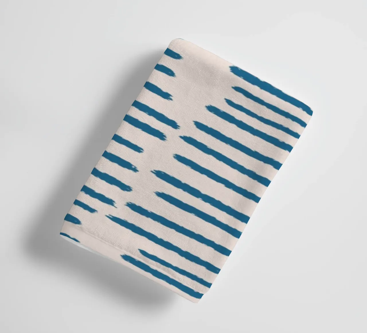 Strisce organiche a pennello - Minimalista Boho astratto blu asciugamano da bagno da susanacosta