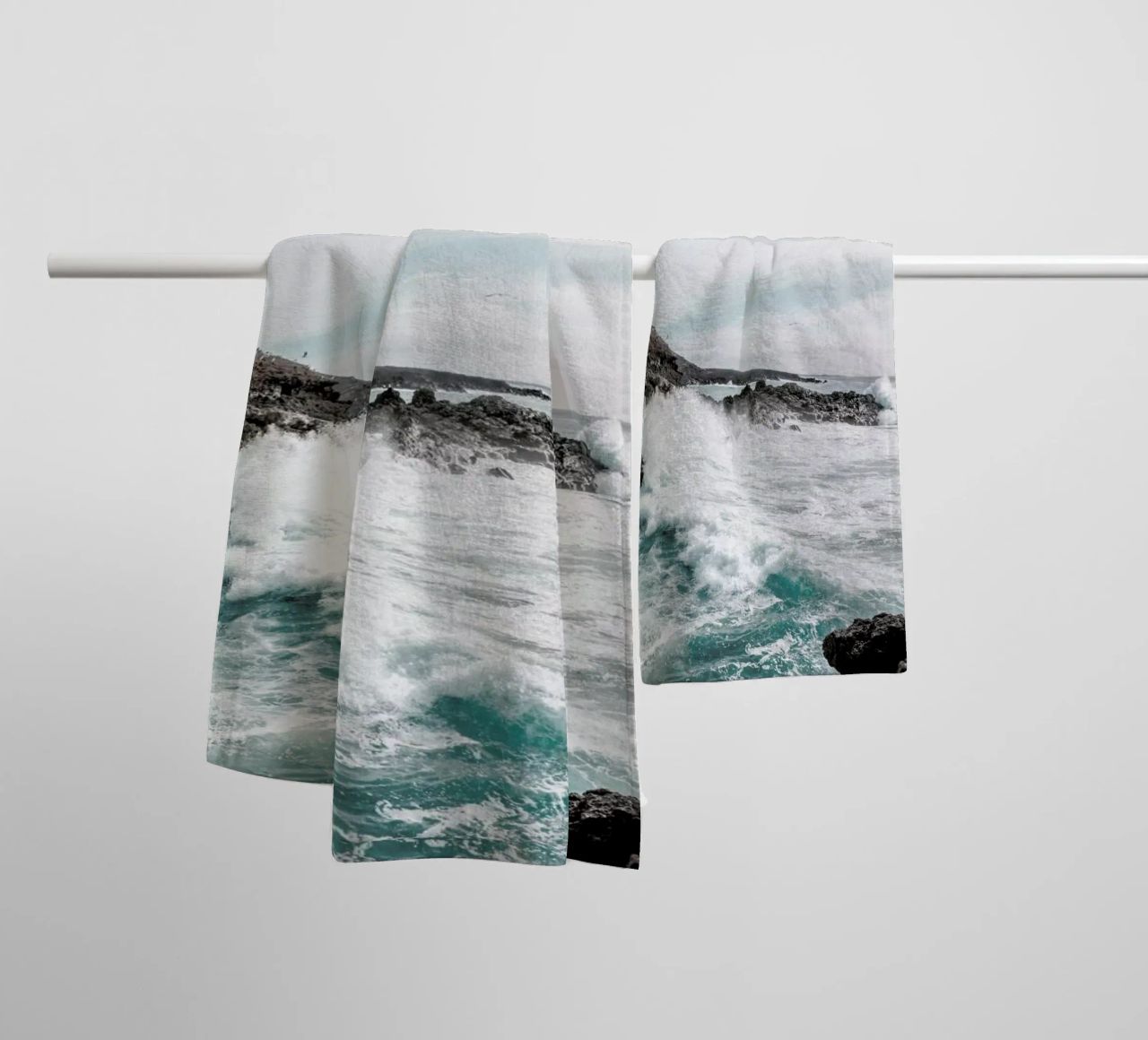 Wild like the ocean asciugamano da bagno da Amy & Kurt