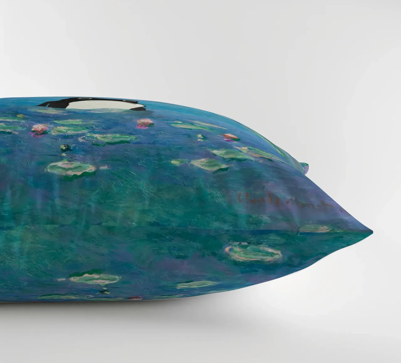 Rana non impressionata in un quadro di ninfee di Monet cuscino da Peaches Art Prints