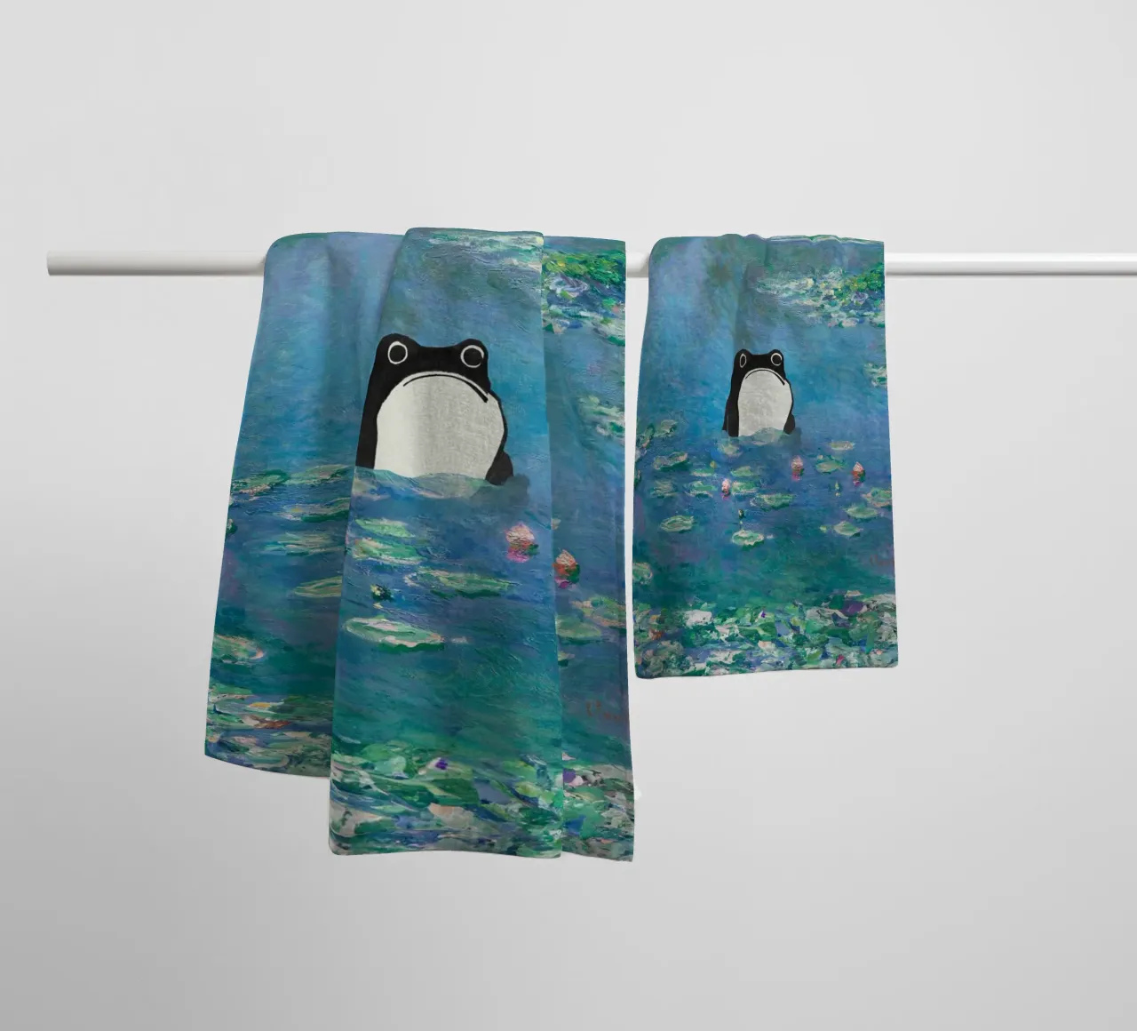 Rana non impressionata in un quadro di ninfee di Monet asciugamano da bagno da Peaches Art Prints