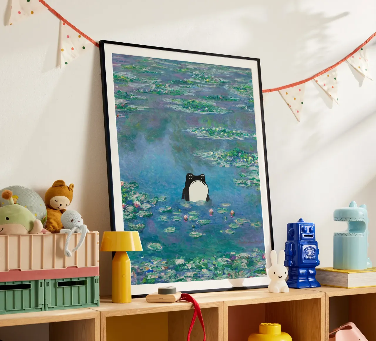 Rana non impressionata in un quadro di ninfee di Monet poster da Peaches Art Prints
