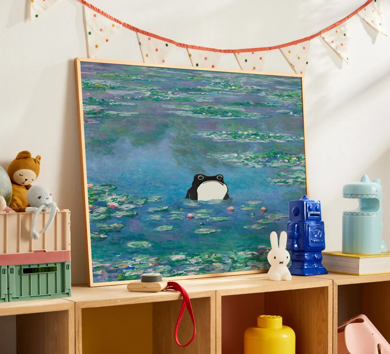 Rana non impressionata in un quadro di ninfee di Monet poster da Peaches Art Prints