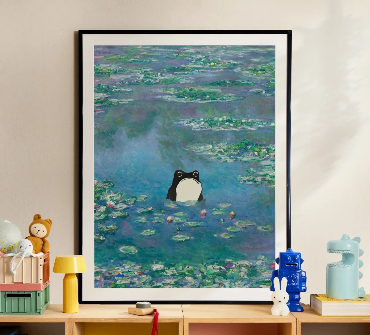 Rana non impressionata in un quadro di ninfee di Monet poster da Peaches Art Prints