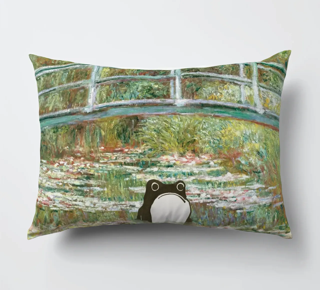 Monet, Ponte di rane su uno stagno di ninfee cuscino da Peaches Art Prints