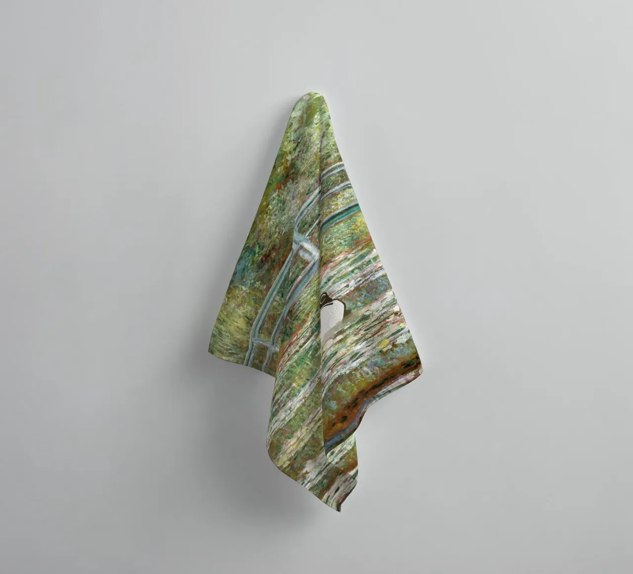 Monet, Ponte di rane su uno stagno di ninfee asciugamano da bagno da Peaches Art Prints