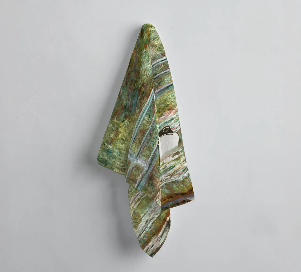 Monet, Ponte di rane su uno stagno di ninfee asciugamano da bagno da Peaches Art Prints