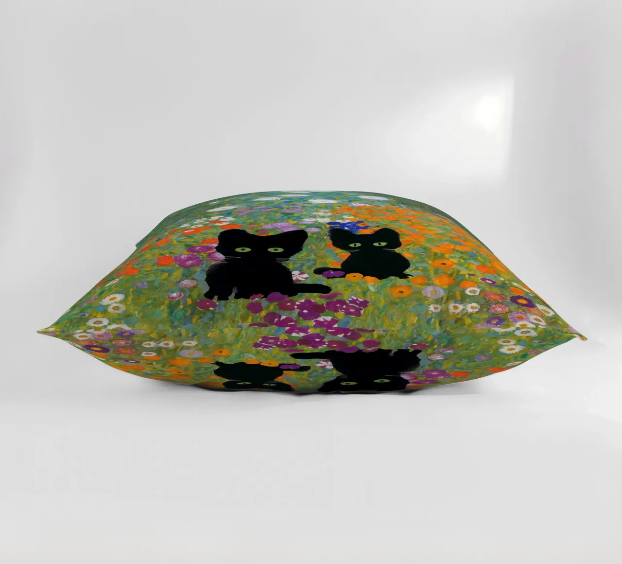 Gustav Klimt, Giardino con gatti neri cuscino da Peaches Art Prints
