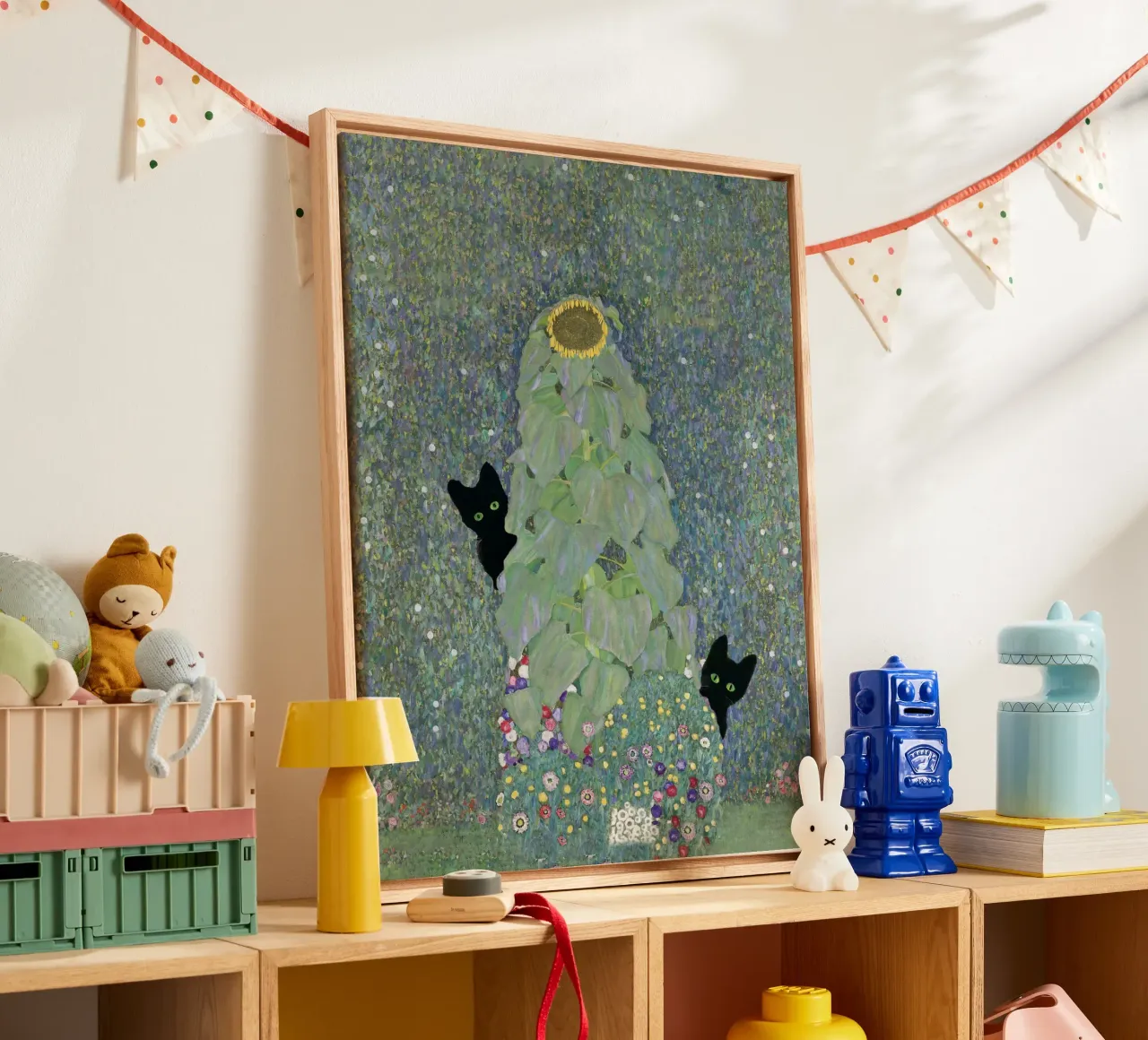 Gustav Klimt, Zonnebloemen, met zwarte katten - Botanisch canvas met Baklijst van Peaches Art Prints