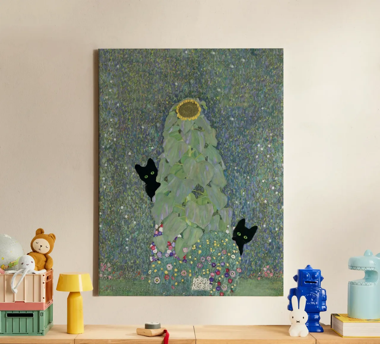 Gustav Klimt, Zonnebloemen, met zwarte katten - Botanisch canvas met Baklijst van Peaches Art Prints