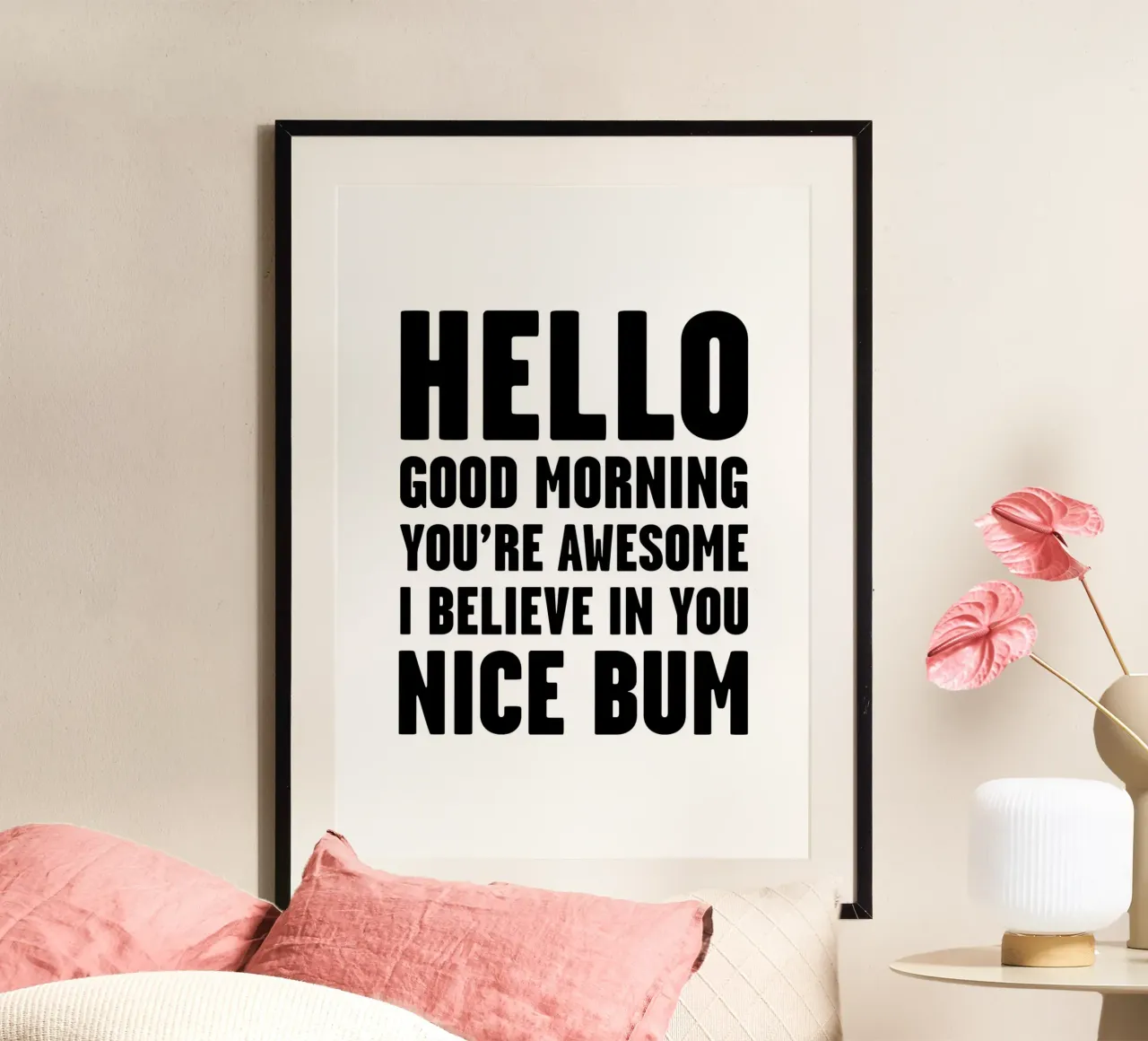 Citazione di Nice Bum in bianco e nero - Tipografia poster con telaio in legno da Peaches Art Prints