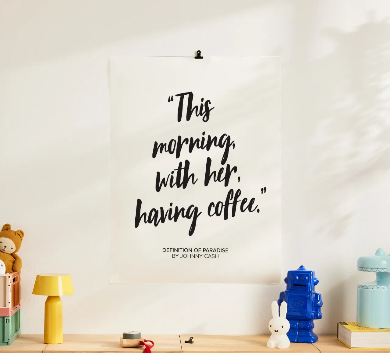 Questa mattina con lei, prendendo un caffè - Johnny Cash Quote poster con telaio in legno da Peaches Art Prints