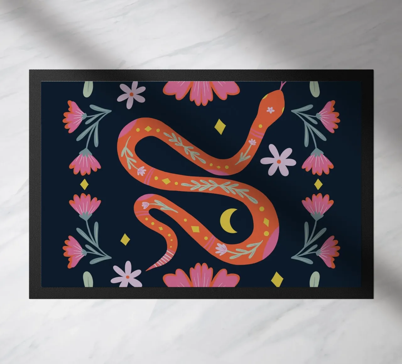 Simpatico serpente floreale - arancione e rosa su sfondo scuro zerbino da Wackapacka