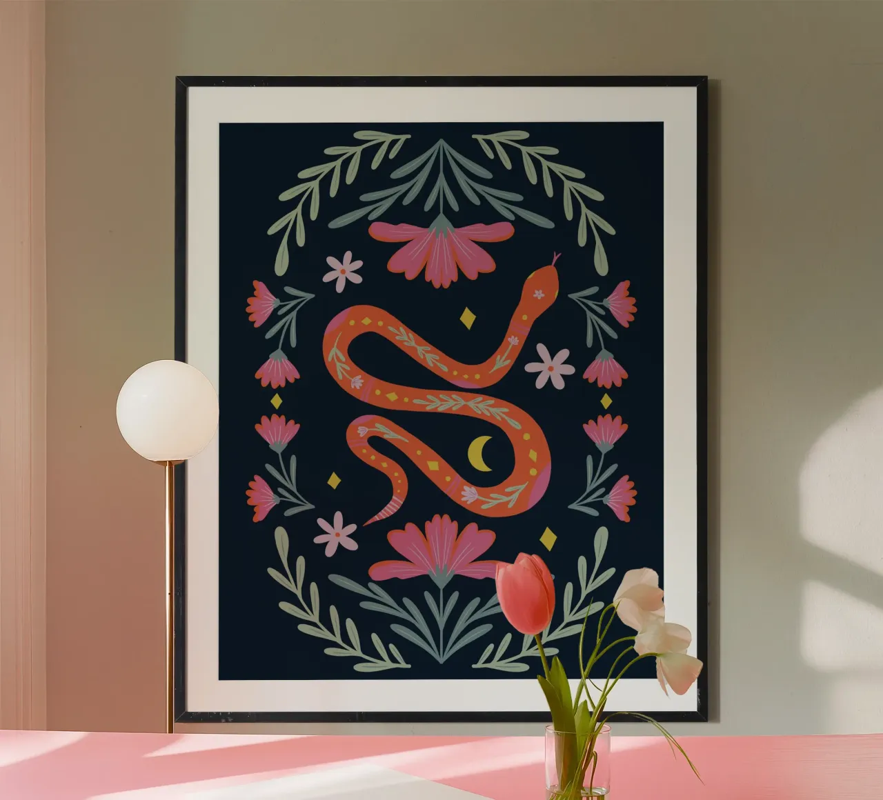 Simpatico serpente floreale - arancione e rosa su sfondo scuro poster con telaio in legno da Wackapacka