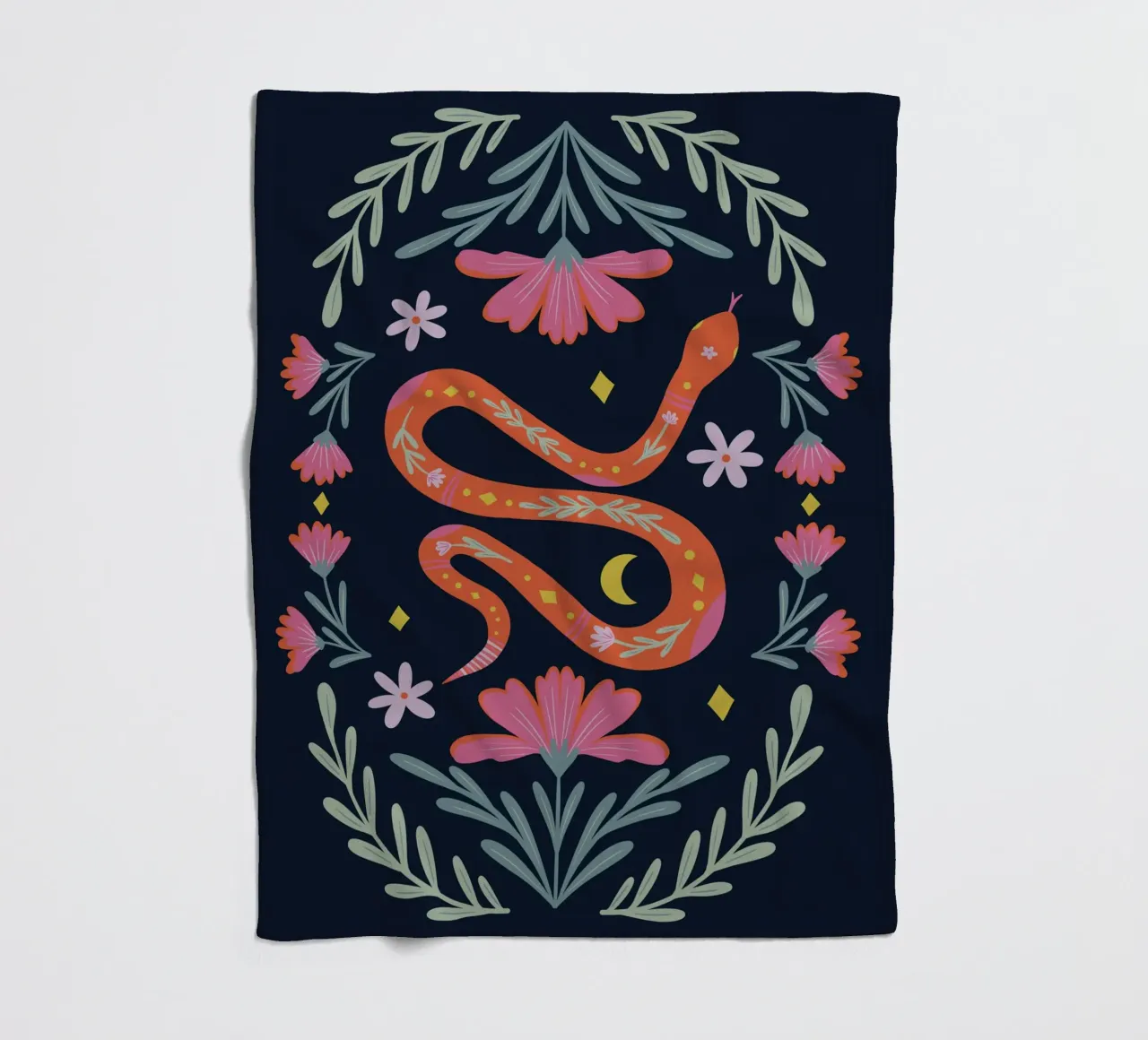 Simpatico serpente floreale - arancione e rosa su sfondo scuro coperta in pile da Wackapacka