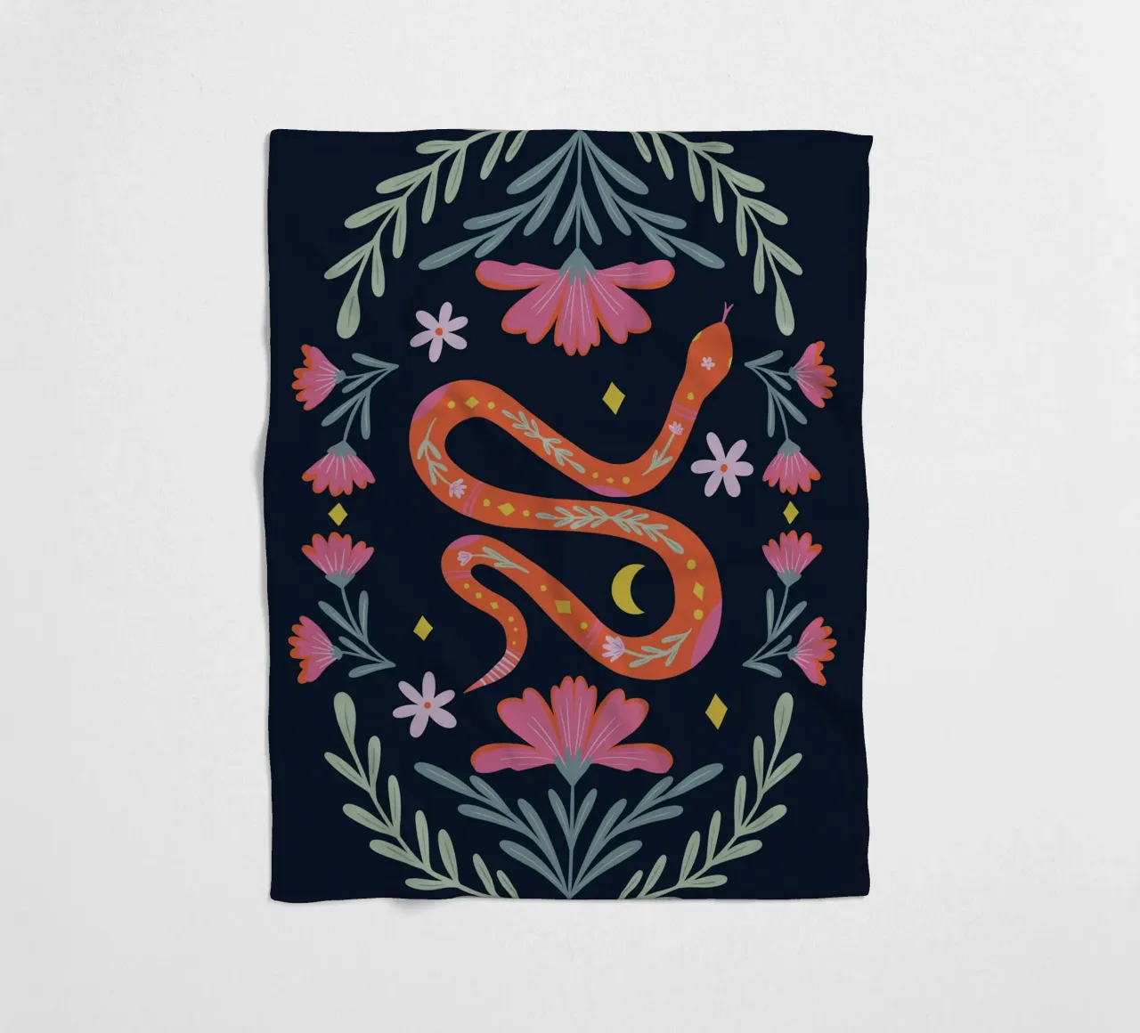 Simpatico serpente floreale - arancione e rosa su sfondo scuro coperta in pile da Wackapacka