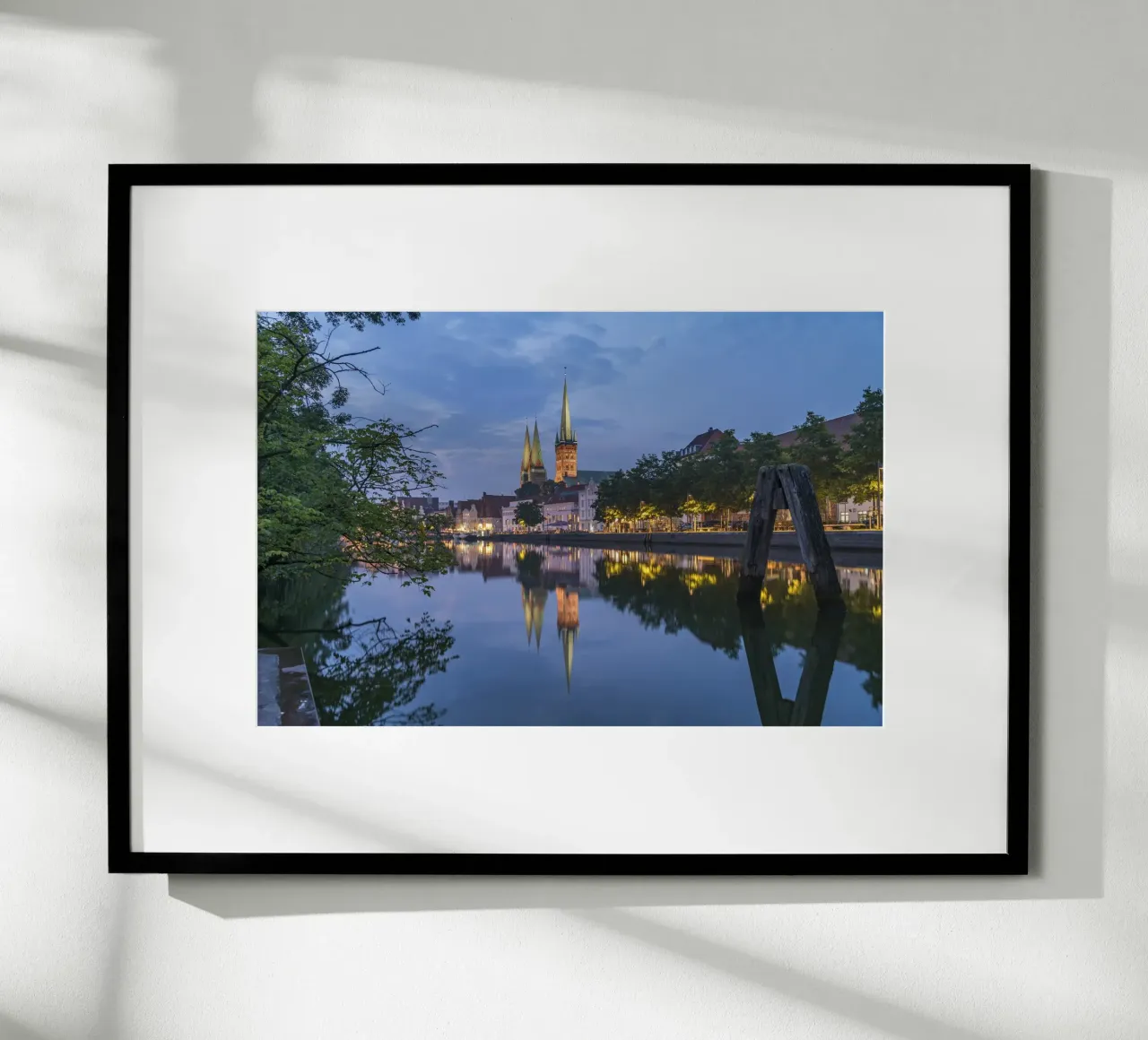 Lübeck bei Nacht poster da Reisefotografie - Bilder aus aller Welt