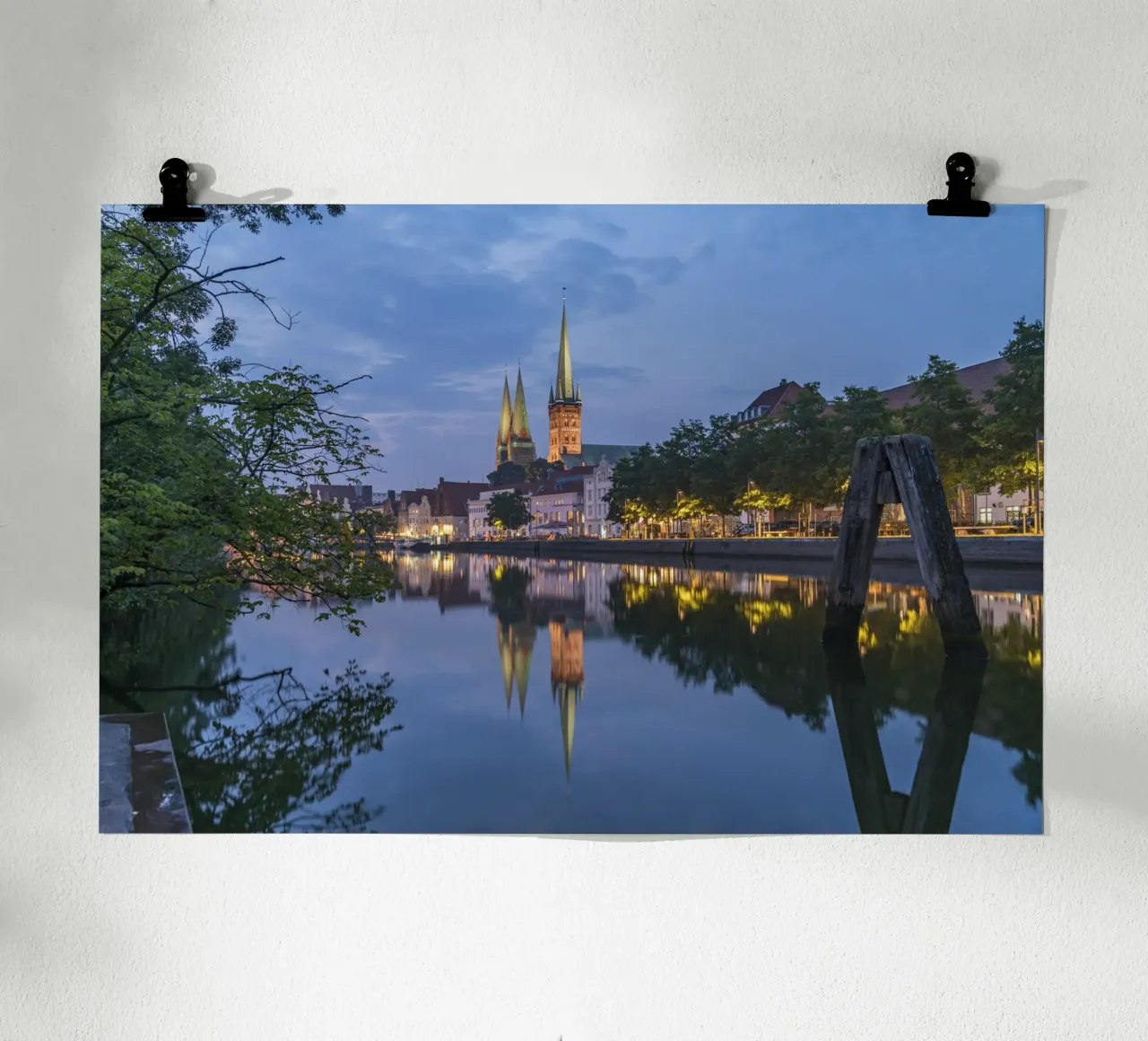 Lübeck bei Nacht poster da Reisefotografie - Bilder aus aller Welt