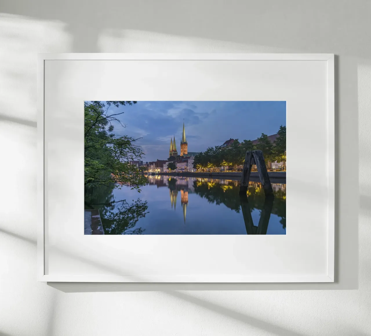 Lübeck bei Nacht poster da Reisefotografie - Bilder aus aller Welt