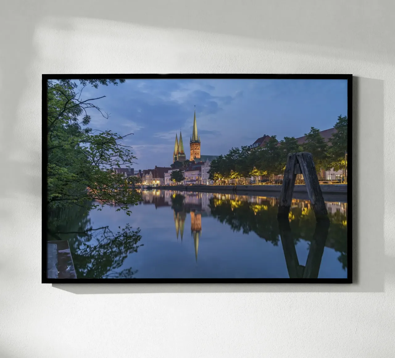 Lübeck bei Nacht poster da Reisefotografie - Bilder aus aller Welt