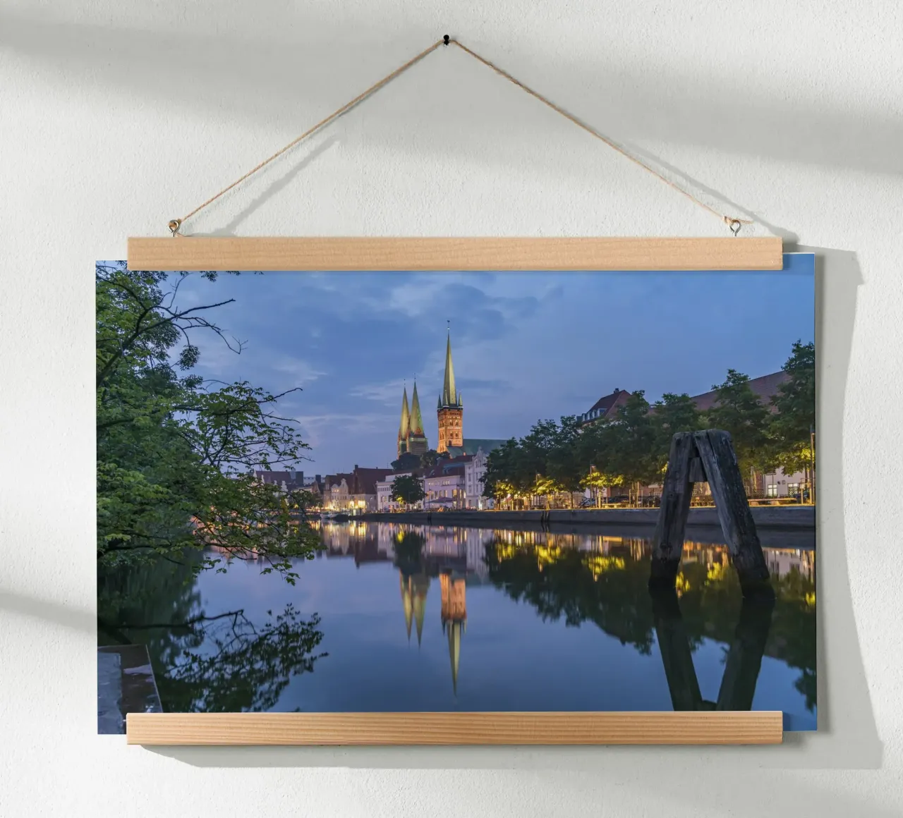 Lübeck bei Nacht poster da Reisefotografie - Bilder aus aller Welt