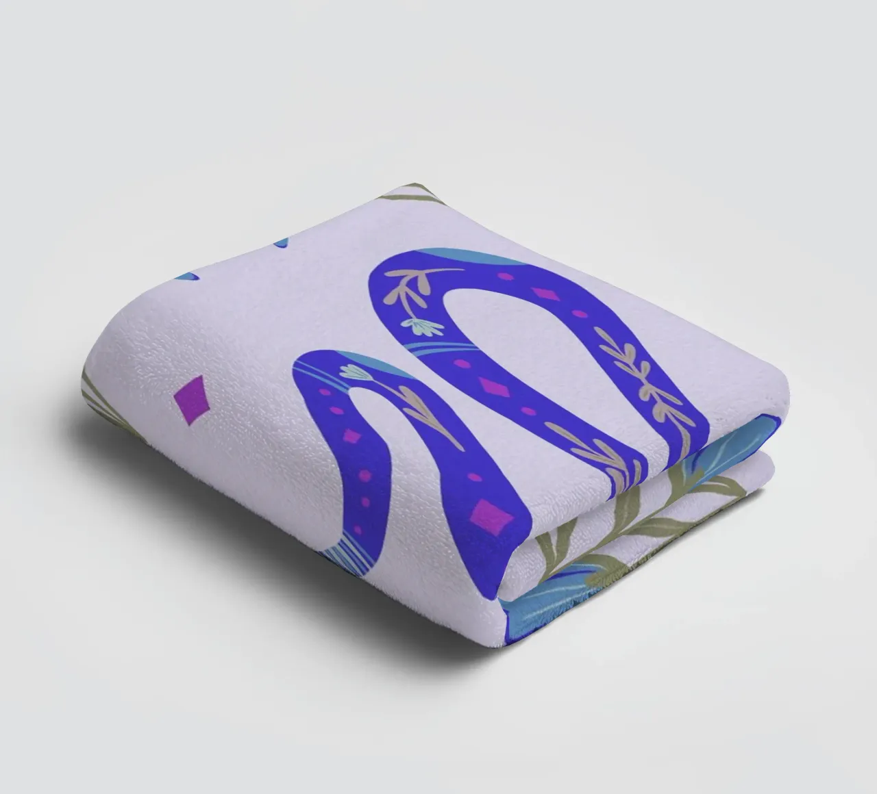 Mignon serpent à fleurs - bleu serviette de bain de Wackapacka