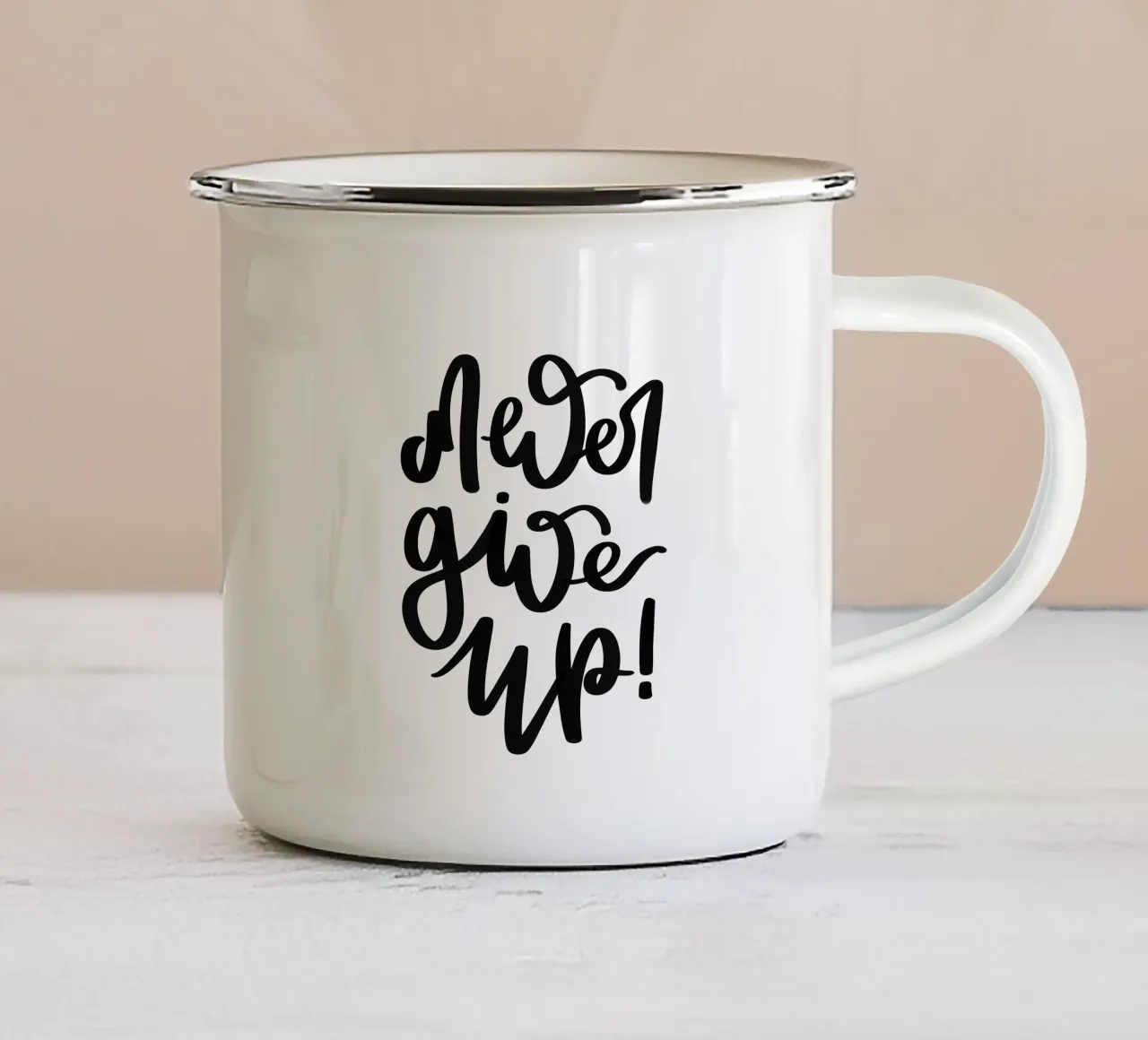 Never give up! tazza in smalto da LIMITED EDITION LETTERS