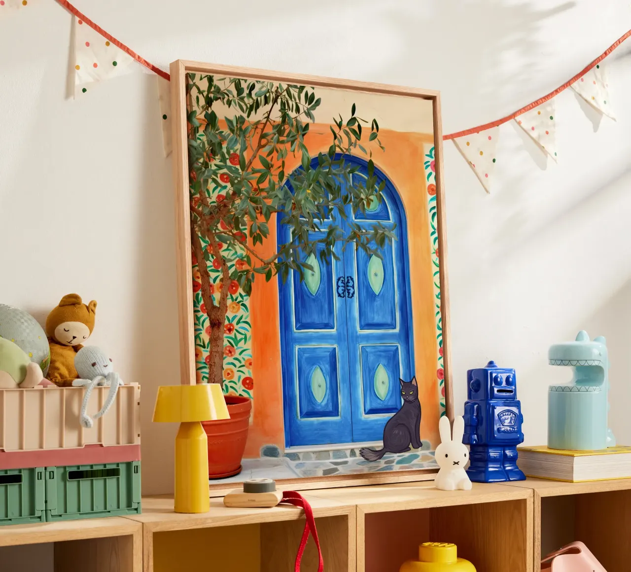 Gatto nero in una porta greca blu tela con Cornice a cassetta da Peaches Art Prints