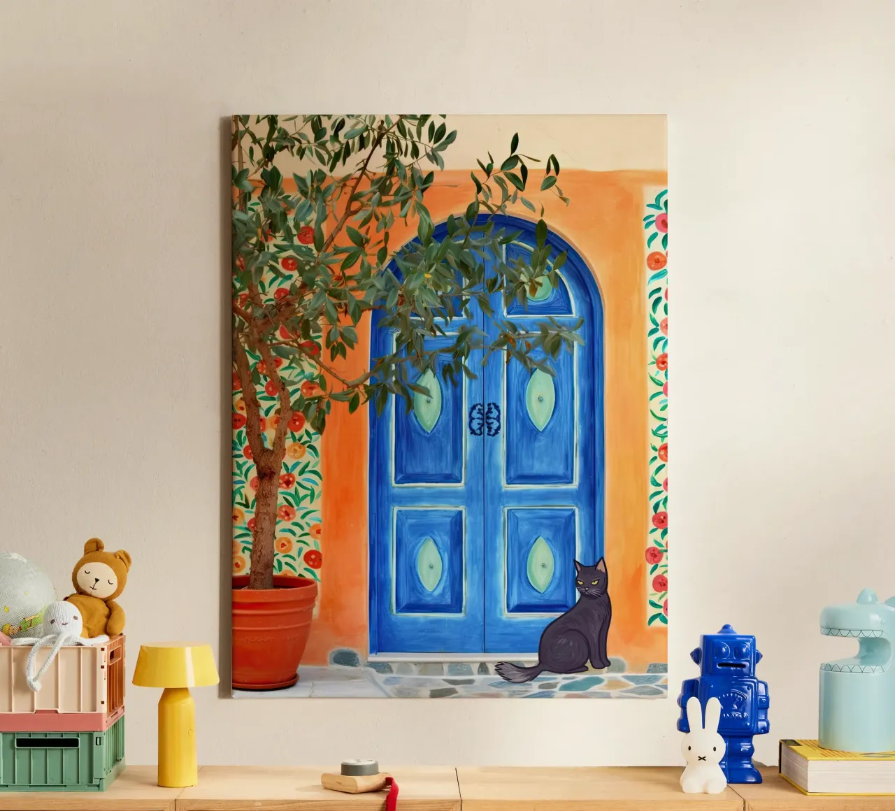 Gatto nero in una porta greca blu tela con Cornice a cassetta da Peaches Art Prints