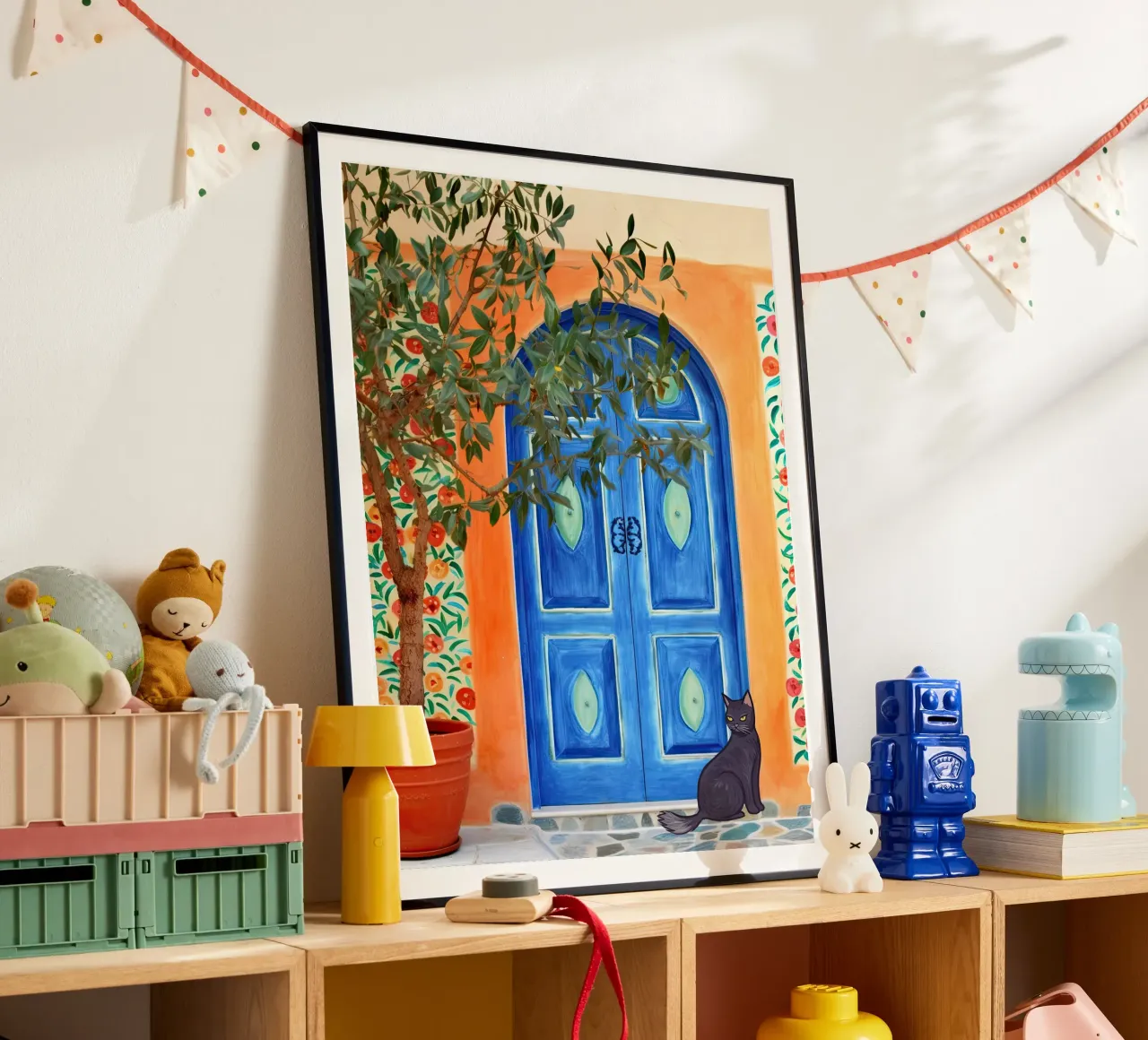 Gatto nero in una porta greca blu poster con telaio in plastica da Peaches Art Prints