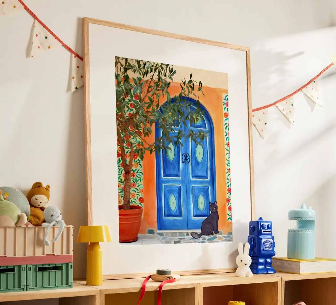Gatto nero in una porta greca blu poster con telaio in plastica da Peaches Art Prints